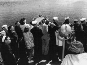 photograph of a family outing on the DER-386 in Puget Sound